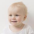 Brinco em bebê: especialistas explicam quando e como fazer furo (Freepik)